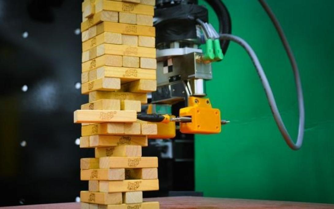 rompot-me-eparki-akribeia-orasis-kai-aggigmatos-gia-na-paiksei-jenga.jpg