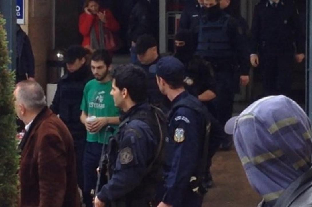 Εμφανώς καταβεβλημένος βγήκε από το νοσοκομείο ο Νίκος Ρωμανός