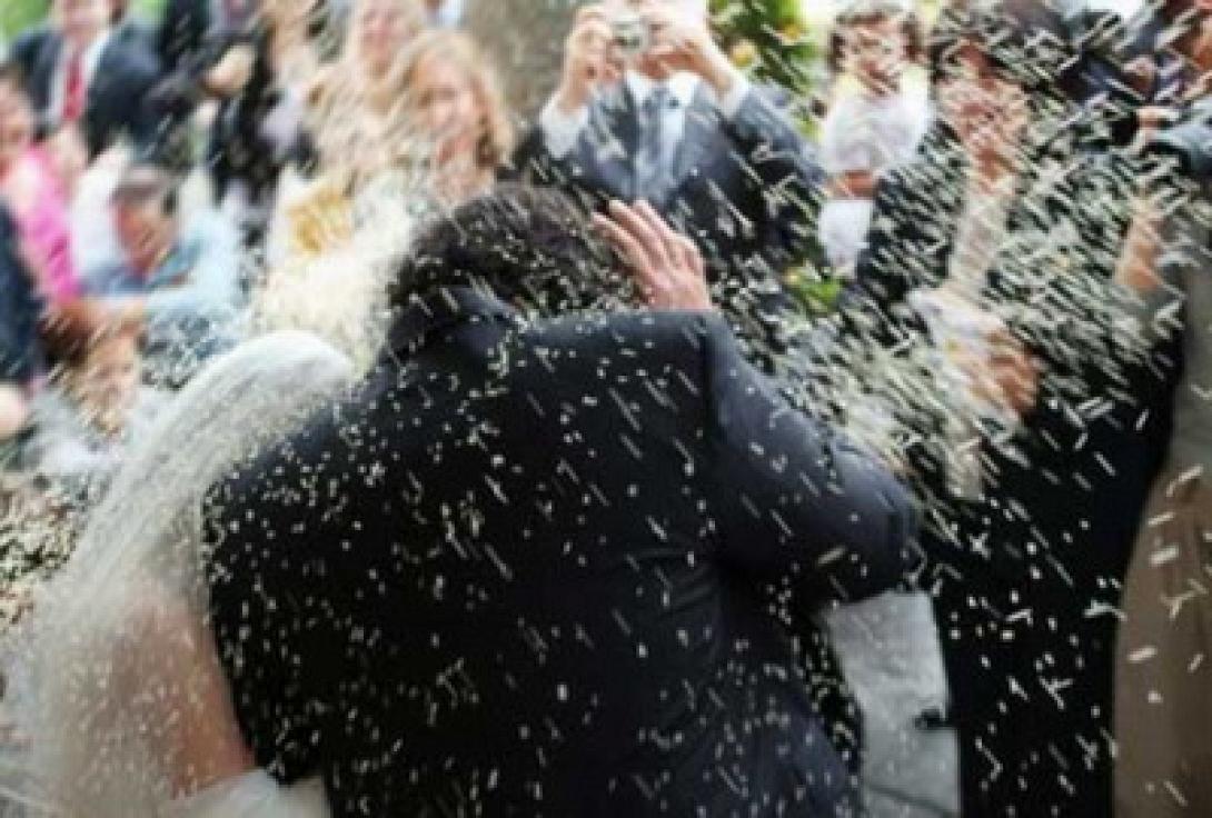 Γαμπρός φόρεσε... κράνος για τον χορό του Ησαΐα! (βίντεο)