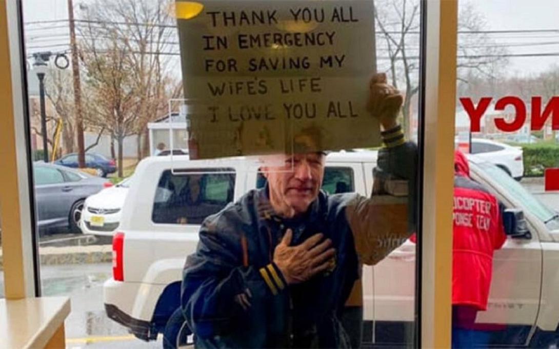 «Σας αγαπώ όλους» έγραψε σε χαρτόνι 