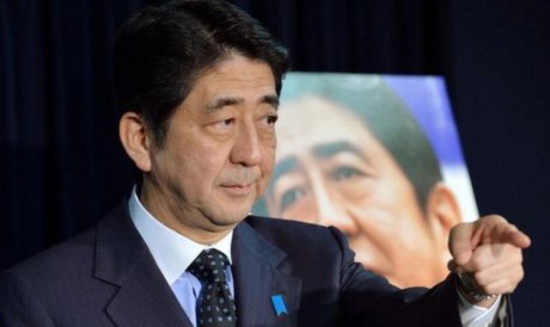 Ο Σίνζο Αμπε επανεξελέγη πρωθυπουργός της Ιαπωνίας με συντριπτική πλειοψηφία
