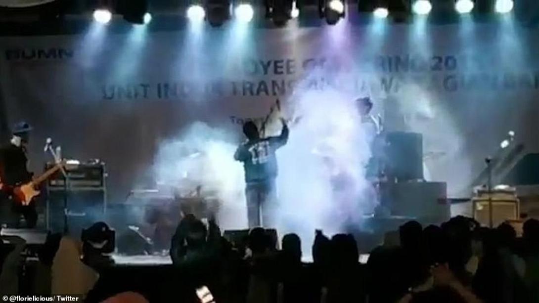 shocking-moment-tsunami-crashes-through-a-packed-concert-in-indonesia-while-the-volcano-kills-at-least-62-people.jpg