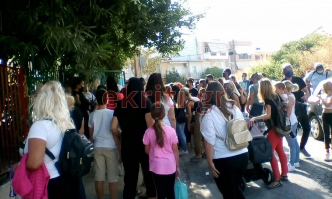 Η τήρηση αποστάσεων είναι από τις πρώτες οδηγίες του ΕΟΔΥ