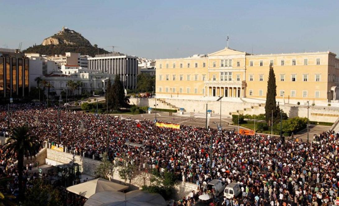 Στο Σύνταγμα ξανά οι Έλληνες για "ανάσες αξιοπρέπειας"