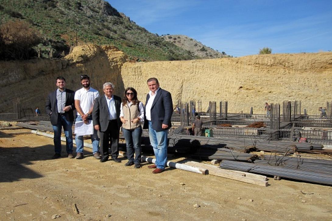 Στο έργο κατασκευής του ιδιόκτητου κτιρίου του Σκαφιδαρά ο Κ. Μαμουλάκης
