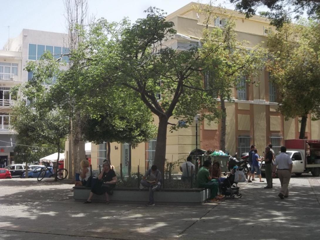 Ψάχνοντας για σκιά στο κέντρο του Ηρακλείου (φωτογραφίες)