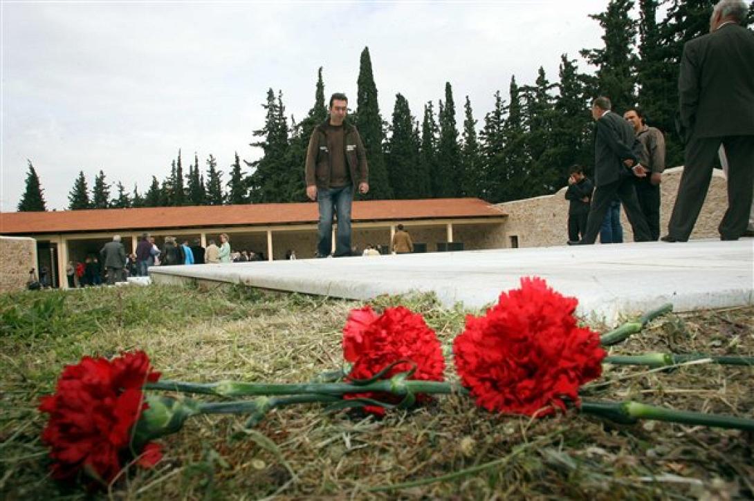 Στο Σκοπευτήριο της Καισαριανής κατέθεσε στεφάνι ο γγ του ΚΚΕ Δ. Κουτσούμπας