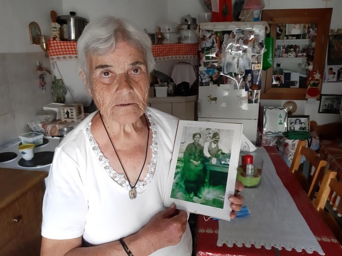 Η Ειρήνη Σταματάκη με τη φωτογραφία των γονιών της, Μανόλη και Αγάπης, που έφυγαν αντάμα στον θάνατο