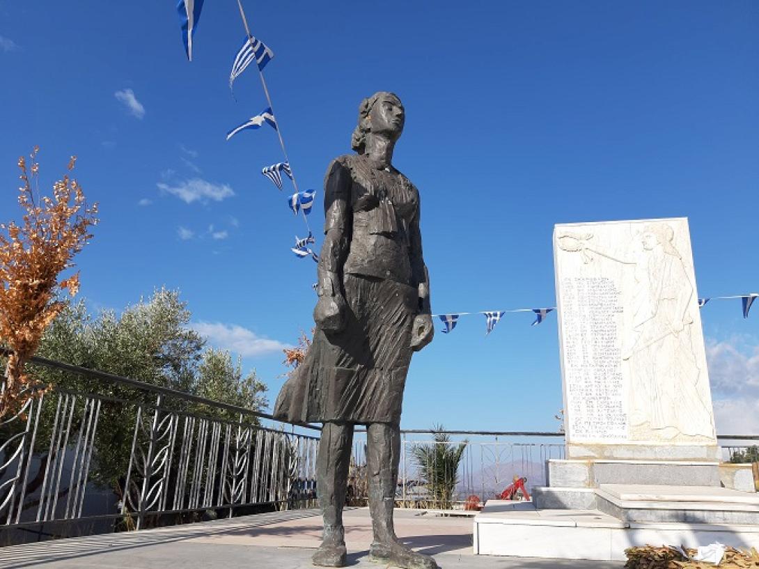 Το μνημείο των Σκουρβούλων με το εξαιρετικό γλυπτό της Ασπασίας Παπαδοπετράκη &quot;Η γυναίκα στην Αντίσταση&quot;