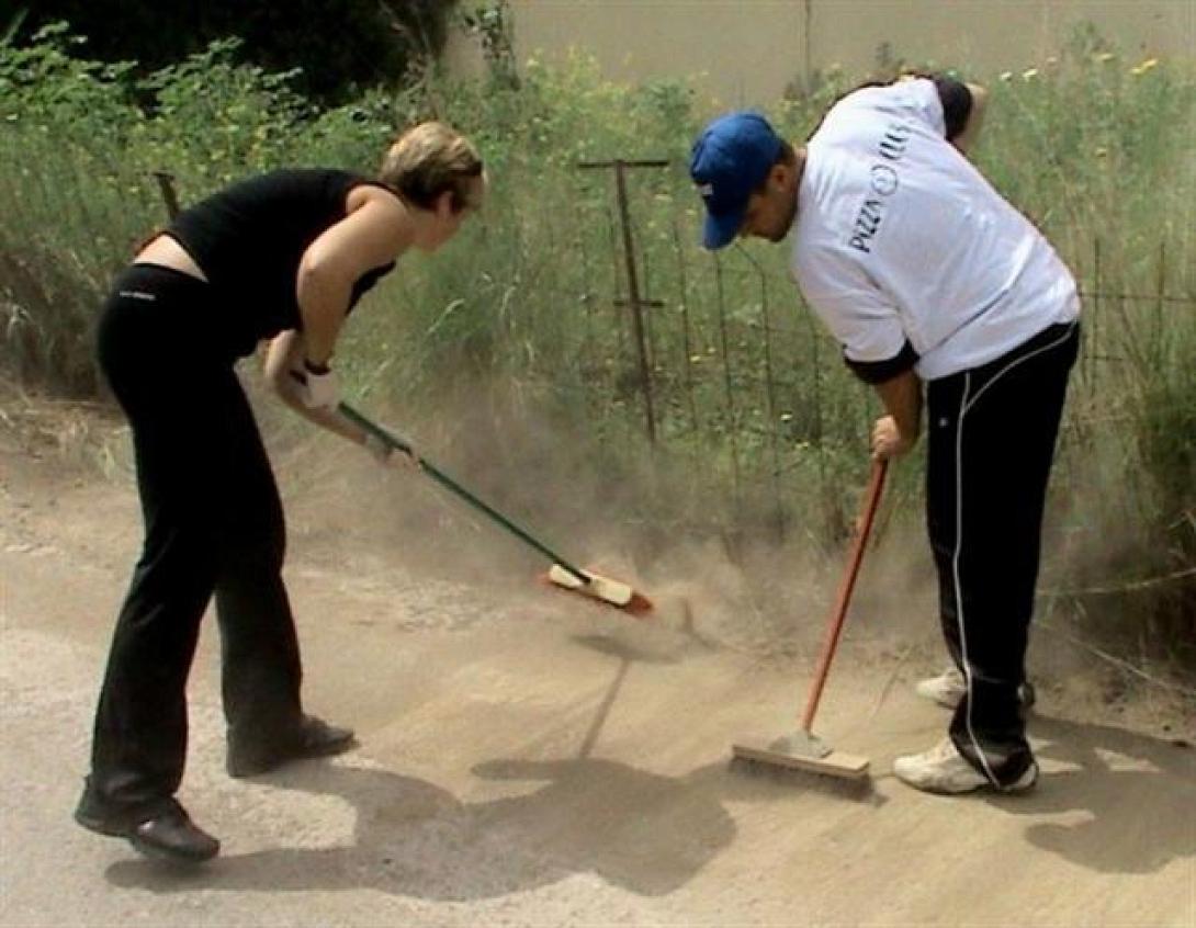 Επιχείρηση &quot;Καθαρά Καλέσα&quot;: Μικροί και μεγάλοι έπιασαν τις σκούπες!