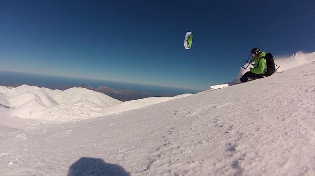Snowkite στο χιονισμένο τοπίο του Ψηλορείτη (βίντεο)
