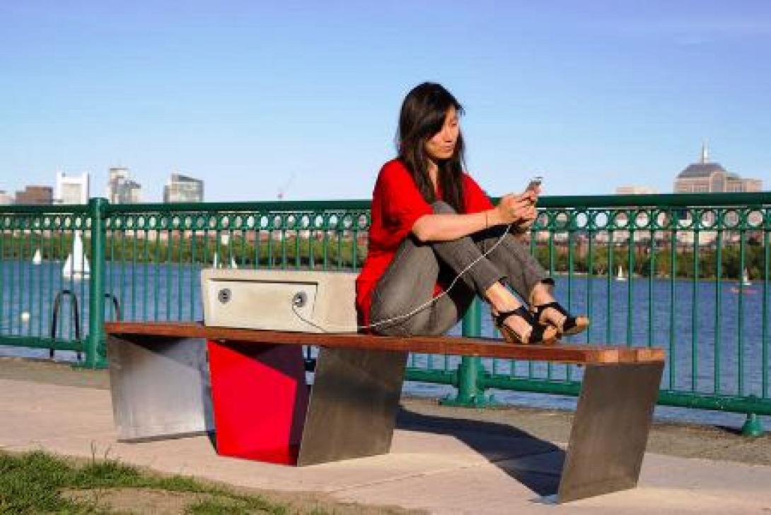 Ηλιακό παγκάκι που... φορτίζει smartphones