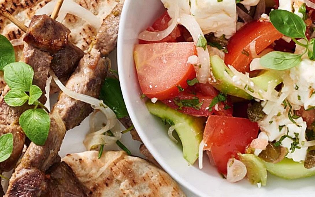 σουβλάκι χωριάτικη σαλάτα