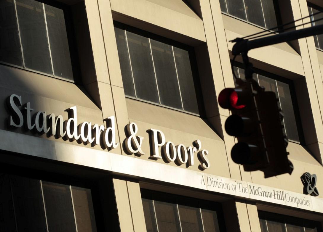 H Standard &amp; Poor&#039;s αναβάθμισε την ελληνική οικονομία κατά μία βαθμίδα