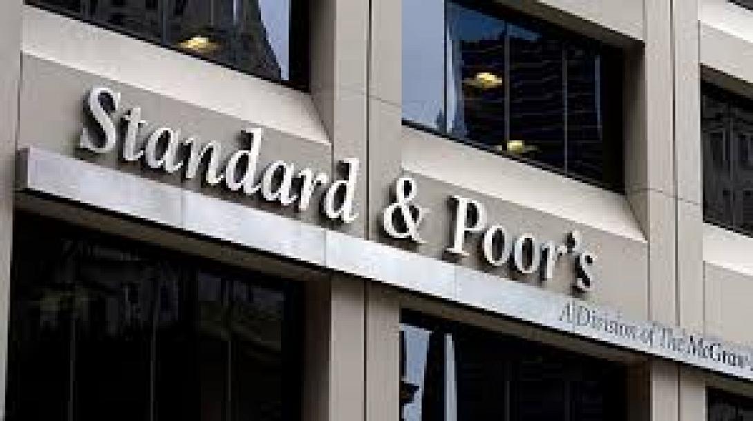 Ο οίκος αξιολόγησης S&amp;P υποβάθμισε το ιταλικό αξιόχρεο, εξέλιξη που αποτελεί πλήγμα για την κυβέρνηση Ρέντσι