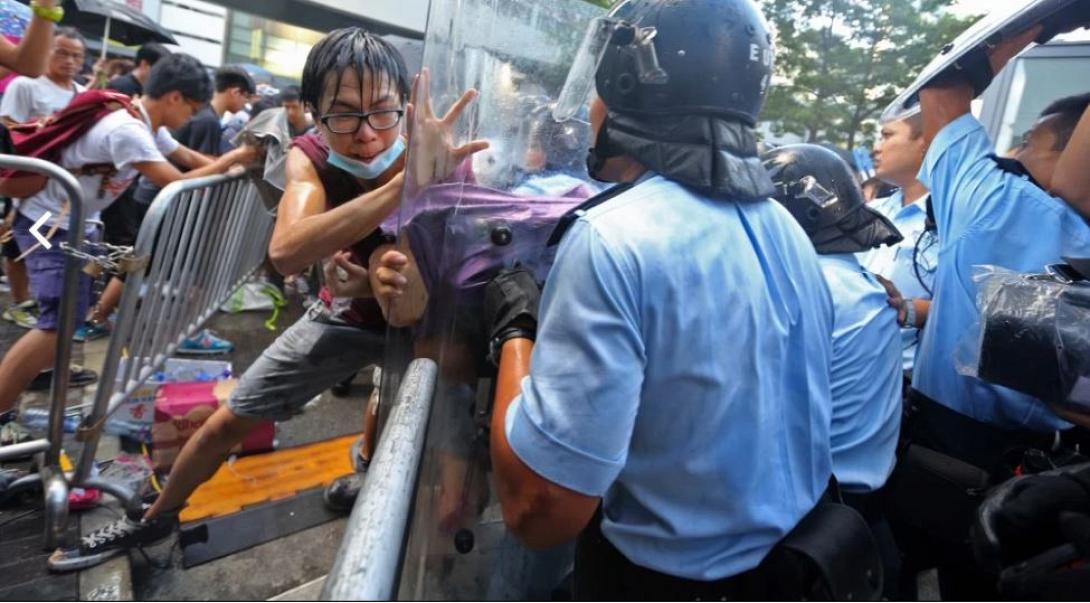 Αποσύρονται οι αστυνομικές δυνάμεις από τους δρόμους του Χονγκ Κονγκ 