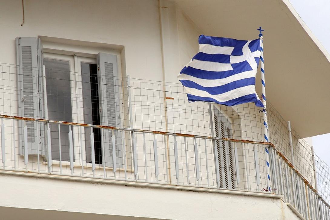 Η γαλανόλευκη κυματίζει στα μπαλκόνια