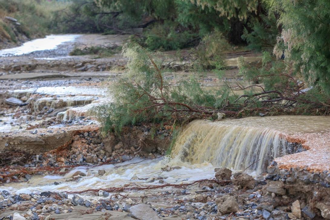 Τα ορμητικά νερά παρέσυραν τα πάντα στο πέρασμά τους.