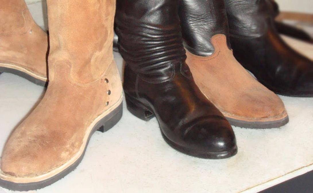 "Δουλεύω από κοπέλι και φτιάχνω στιβάνια" - Ένα μοναδικό βίντεο για το "παπούτσι" της Κρήτης