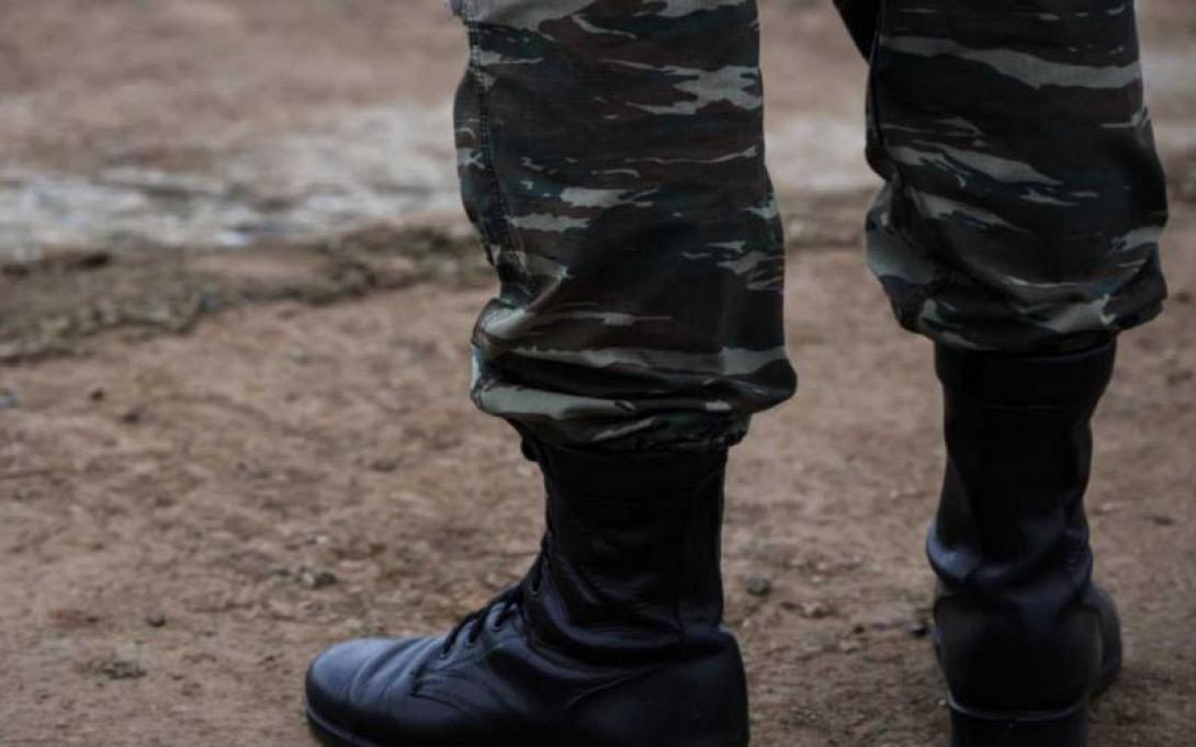στρατιωτικός
