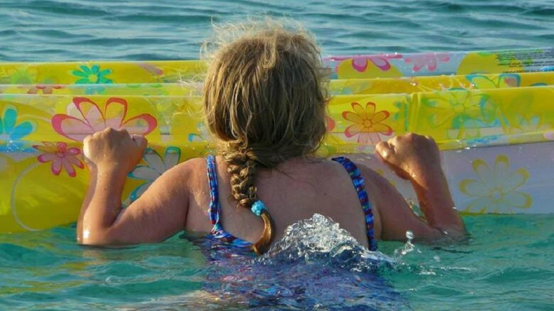 κορίτσι σε στρώμα θαλάσσης