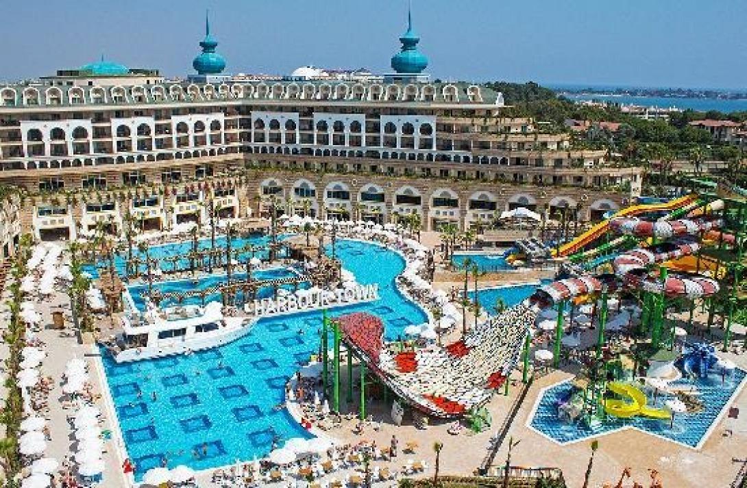 sunset_resort_699016758.jpg