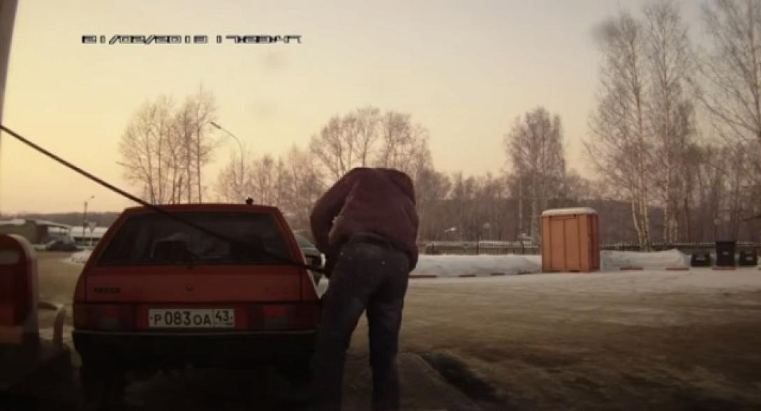 O Ρώσος Superman βάζει βενζίνη! (βίντεο)