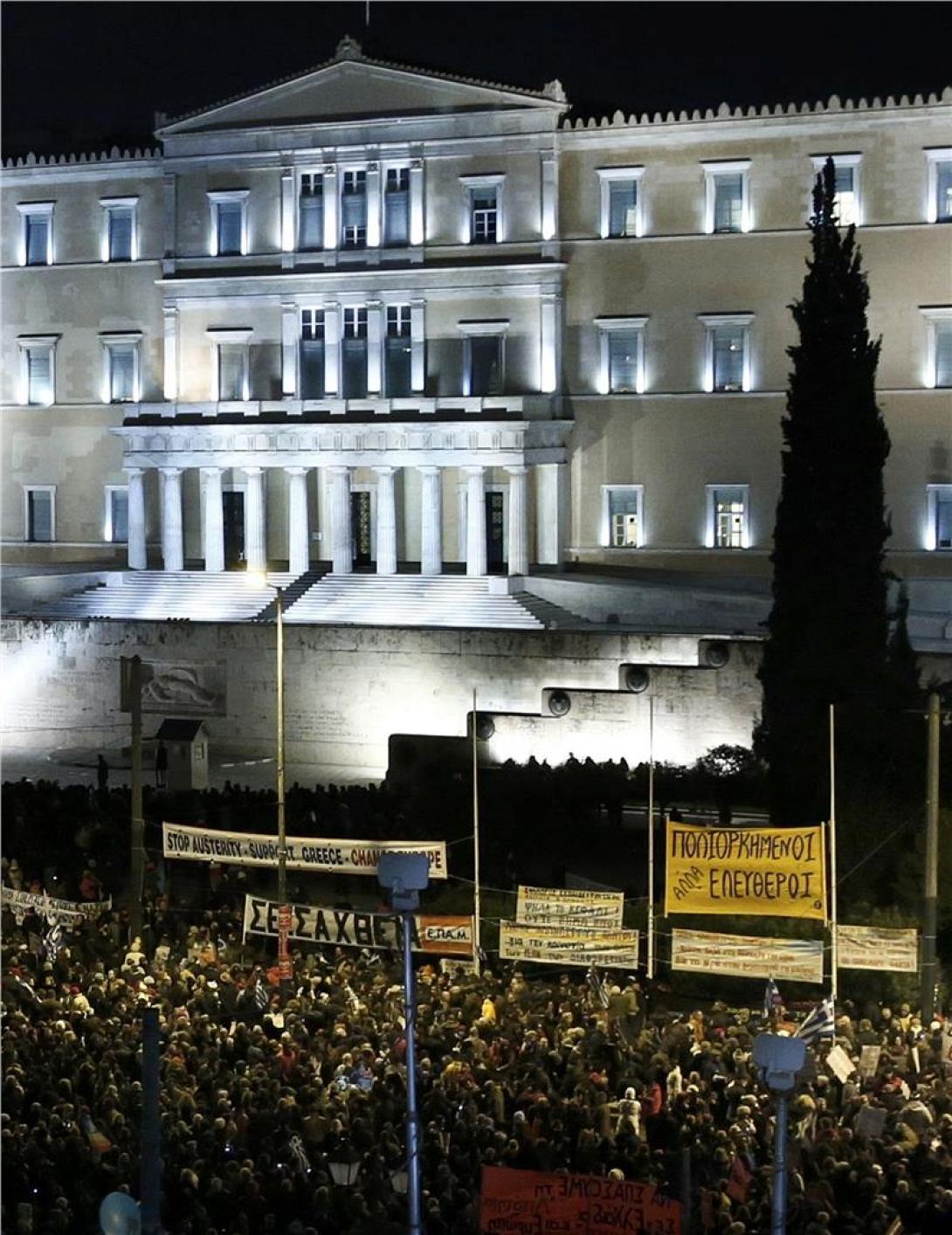 "Δεν εκβιαζόμαστε" βροντοφωνάζουν οι Έλληνες απόψε σε κάθε γωνιά της χώρας (φωτορεπορτάζ)