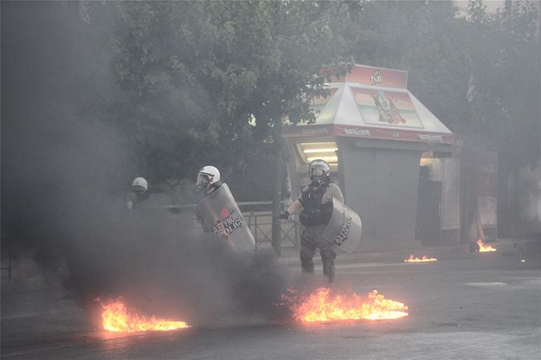 Οι αστυνομικοί των ΜΑΤ δέχθηκαν επιθέσεις με μολότοφ.