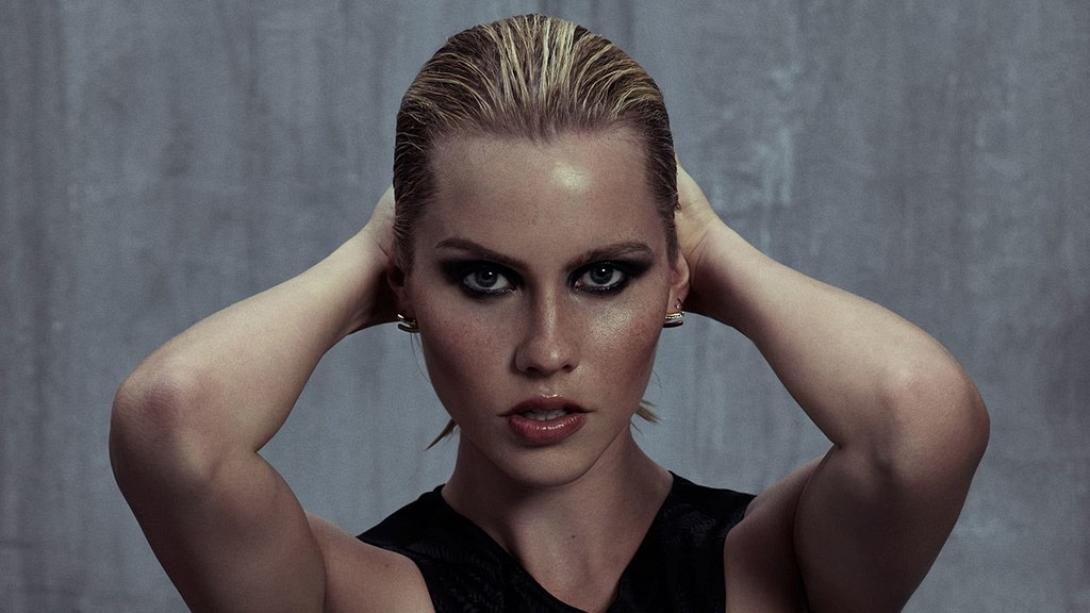 tablet_hot-american-actress-claire-holt.jpg