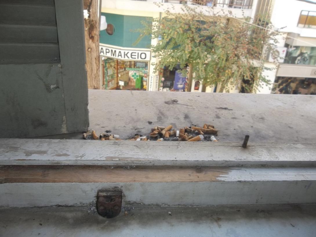 Ηράκλειο: Τα περβάζια - "τασάκια" του Δικαστικού Μεγάρου (φωτογραφίες)