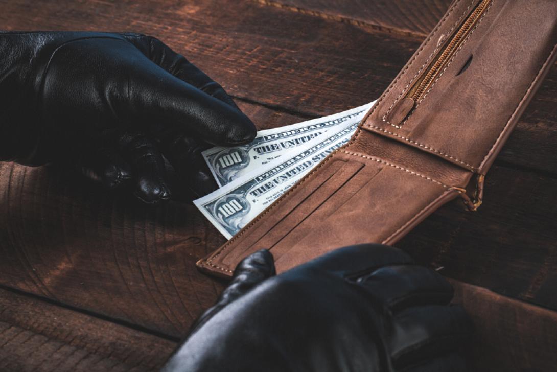 γυναίκα κλέβει πορτοφόλι-κλοπή.png