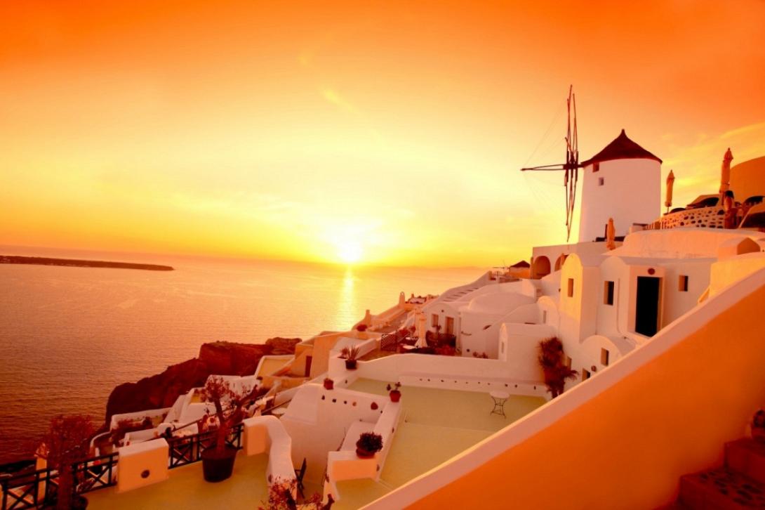 to-hliobasilema-apo-th-santorinh-santorini-with-famous-windmill-in-greece-oia-village-135-411d.jpg