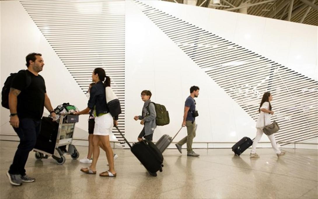 touristes-tourismos-aerodromio-el-benizelos-afikseis.jpg