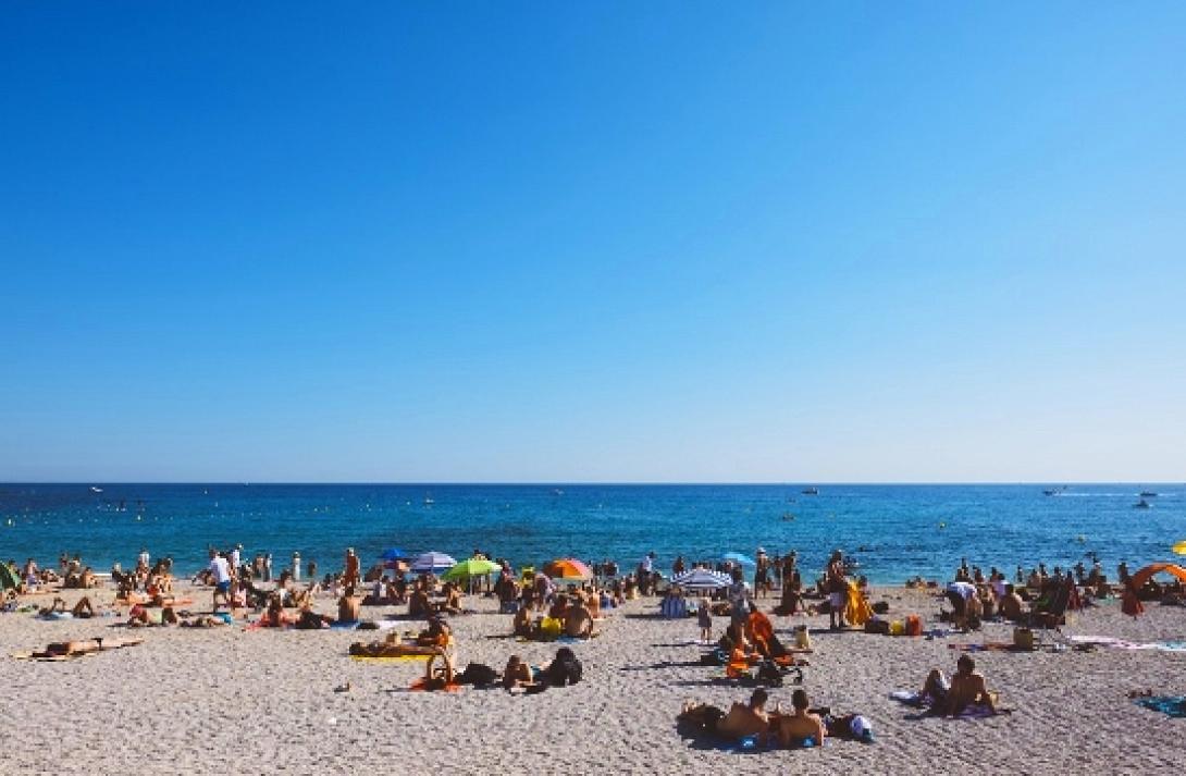 tourists_beach_pixabay_518975493.jpg