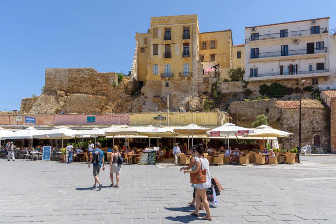 toyristes-stin-pa-aia-o-o-tis-po-is-chania-sto-nisi-tis-kritis-68587086.jpg