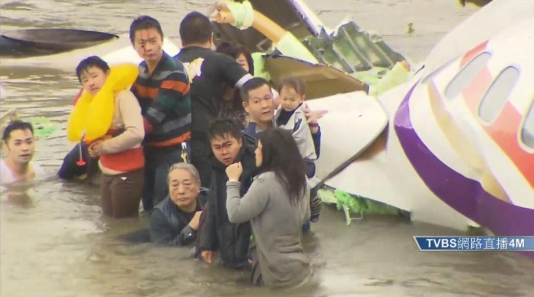 Κόβει την ανάσα η συντριβή του αεροσκάφους της TransAsia σε ποτάμι (βίντεο)