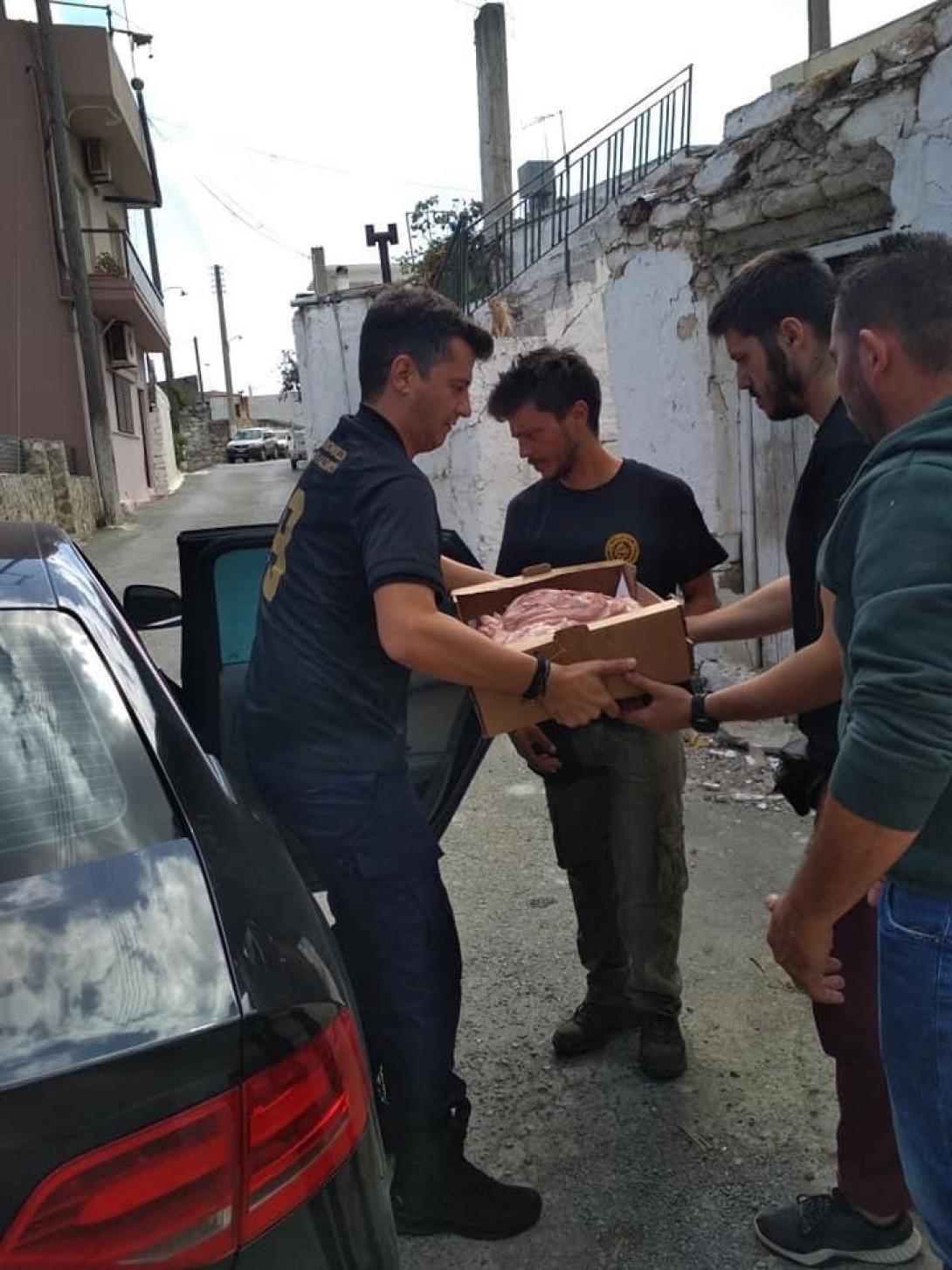 Ο Πρόεδρος των Αστυνομικών παραδίδει τα τρόφιμα