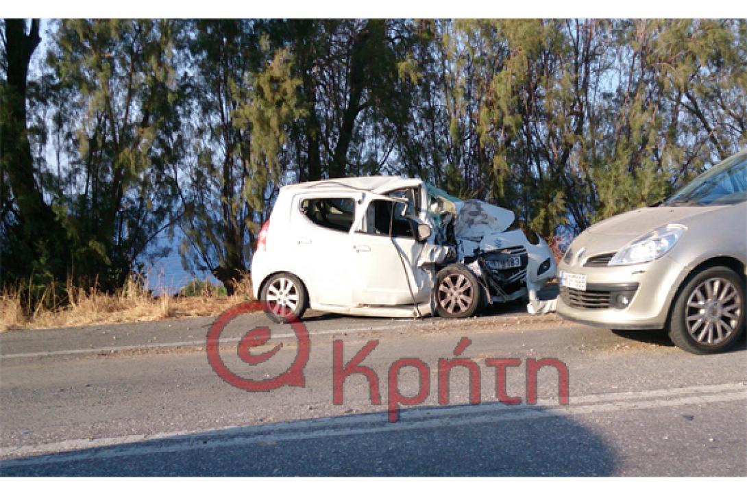 Σφοδρή σύγκρουση δύο αυτοκινήτων στην εθνική οδό στο ύψος της Λυγαριάς