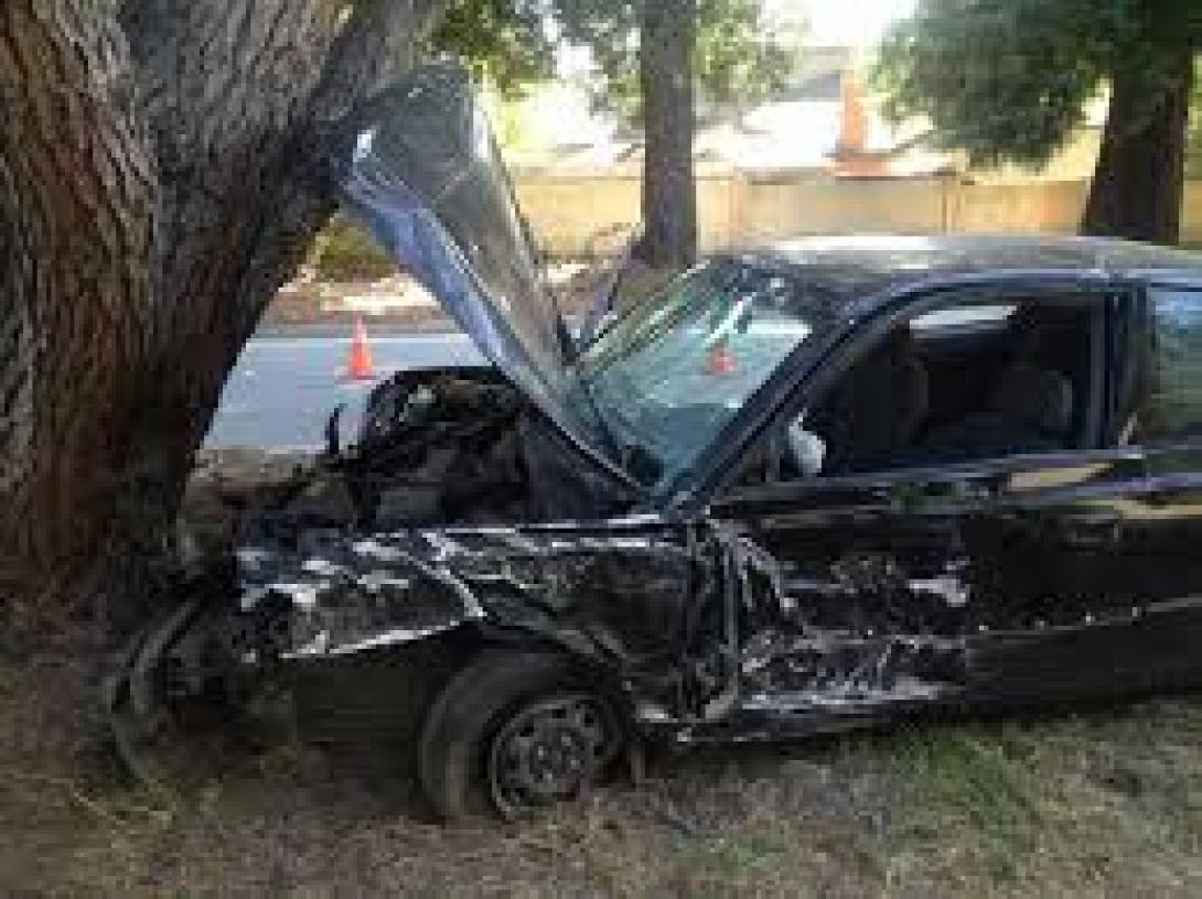 Άγιο είχε οδηγός Ι.Χ. που καρφώθηκε σε δέντρο στο Τυμπάκι 