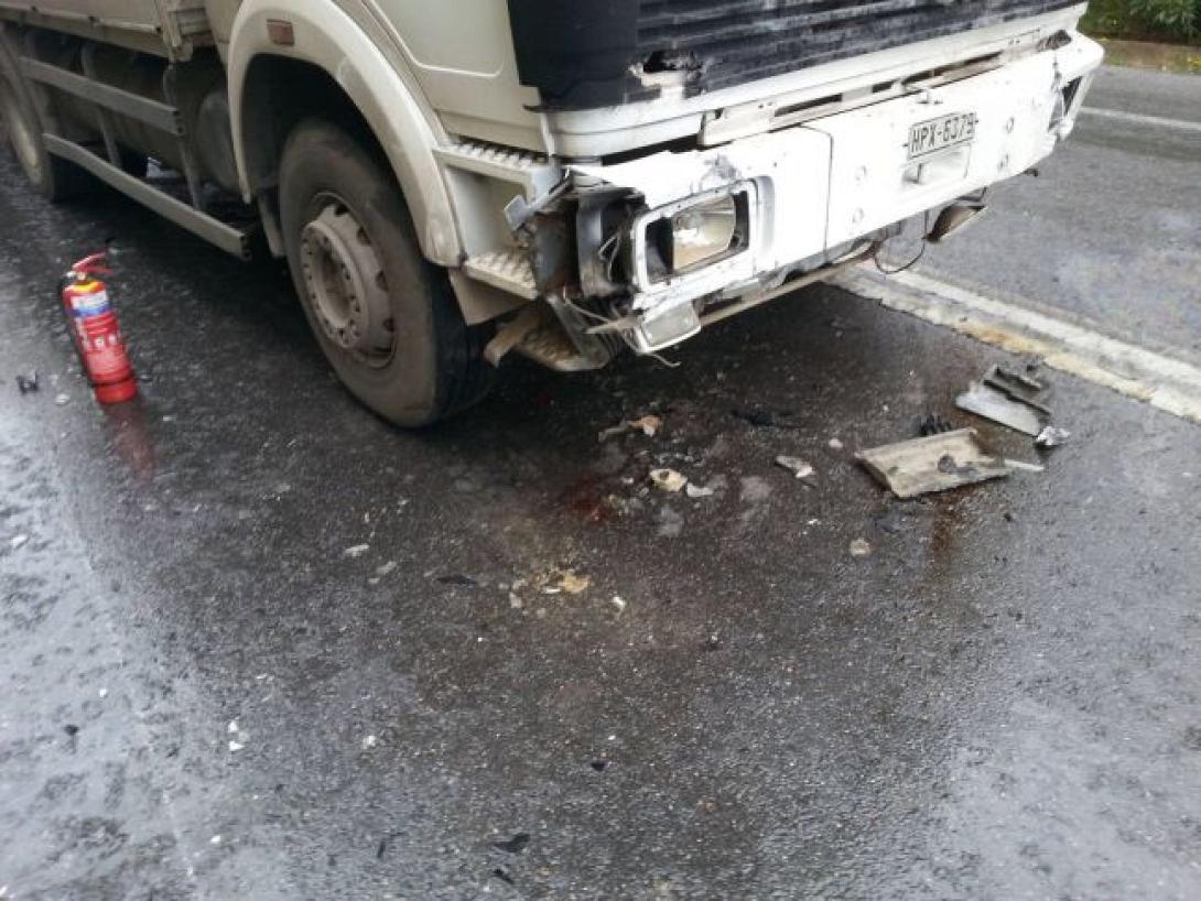 Σύγκρουση φορτηγού με ΙΧ στη Χερσόνησο 