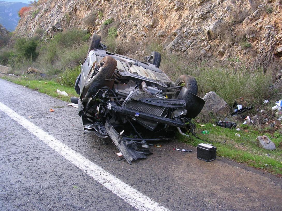 Ηράκλειο: Αυτοκίνητο έπιασε φωτιά μετά από πρόσκρουση στην άκρη του δρόμου
