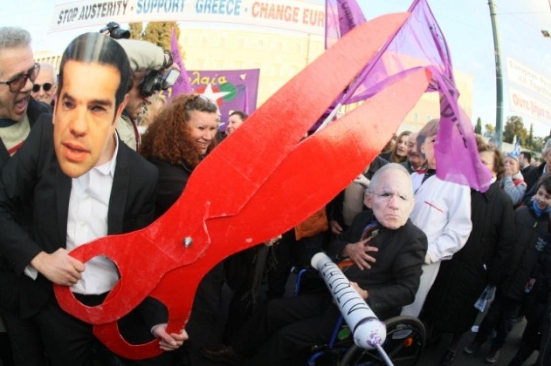 Ευρηματικά πλακάτ και ... μεταμφιέσεις στις &quot;ανάσες αξιοπρέπειας&quot;