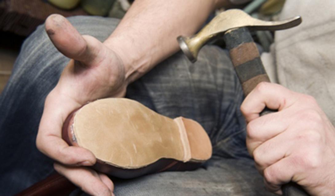 Ανθούν μπαλωματάδικα και τσαγκάρικα στα Χανιά λόγω κρίσης