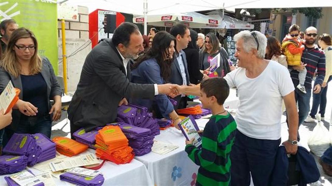 Πλήθος κόσμου στη Λότζια όπου μοιράστηκαν χιλιάδες οικολογικές τσάντες 