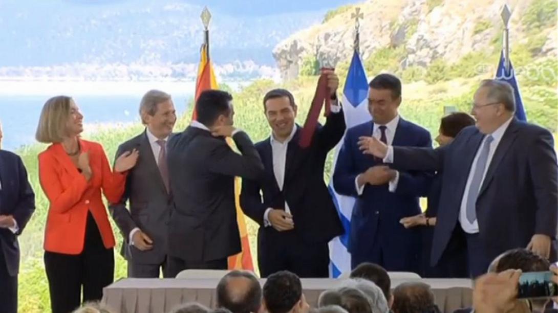tsipras-ekso-grav.jpg