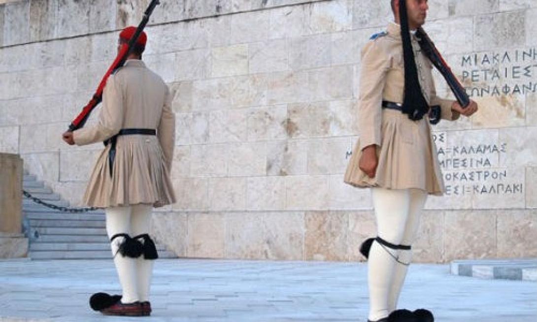 &#039;Ενας τσολιάς ανεβαίνει τα σκαλοπάτια της ... Μονμάρτης