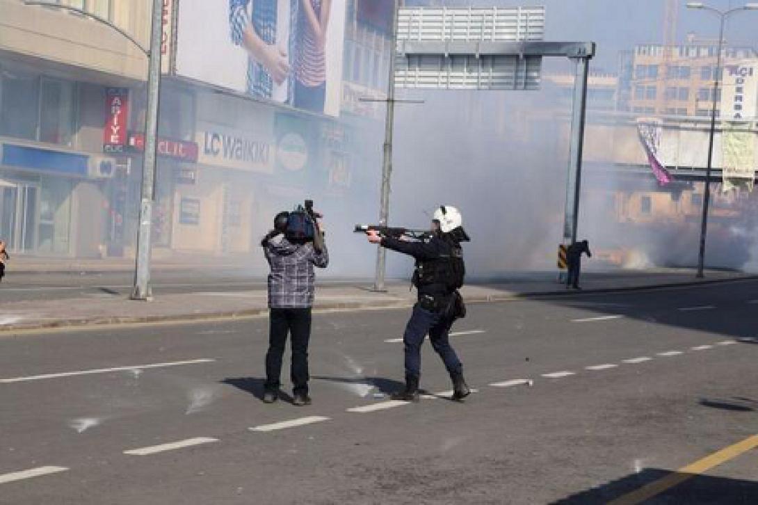 Εικόνες που σοκάρουν από τις Τουρκικές διαδηλώσεις