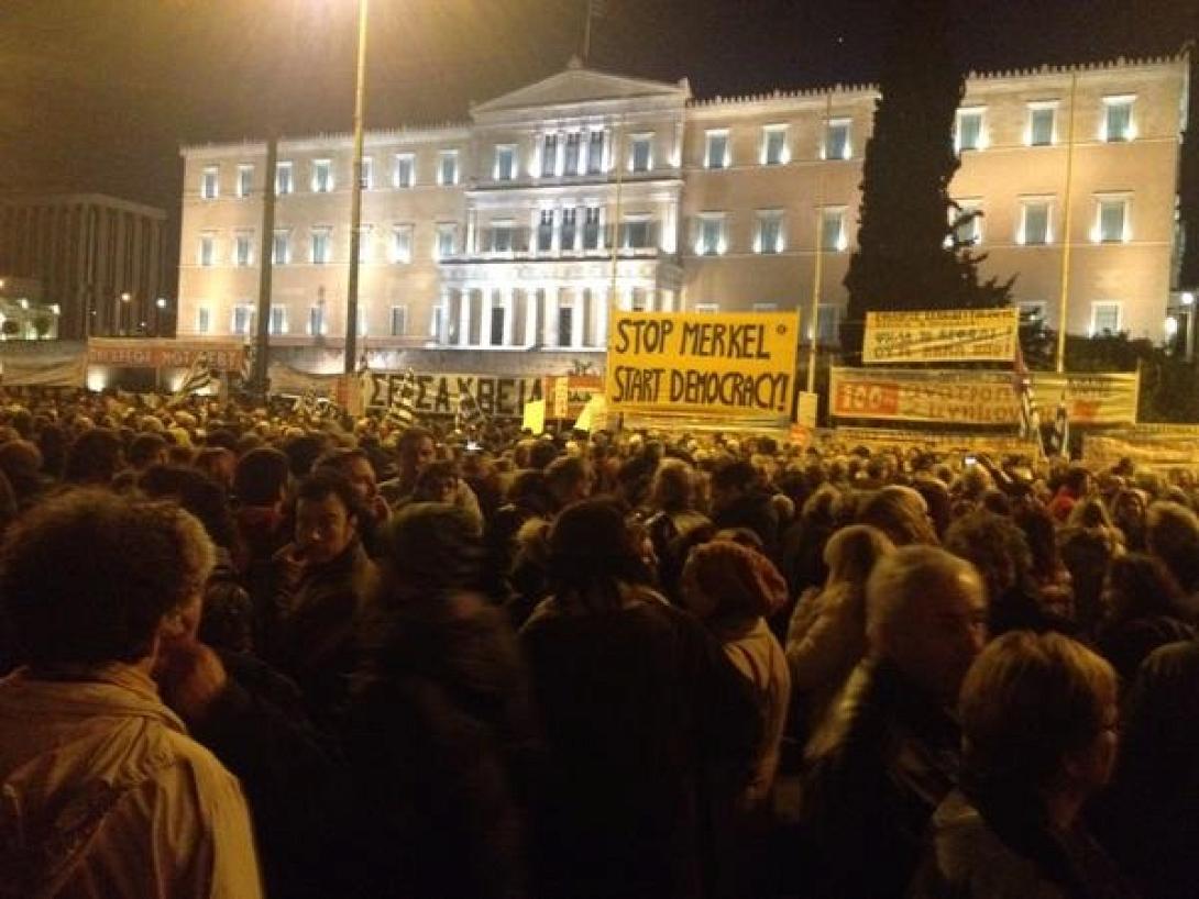 &quot;Ανάσα αξιοπρέπειας&quot; στο Σύνταγμα - Χιλιάδες πολίτες στηρίζουν τη μάχη της κυβέρνησης