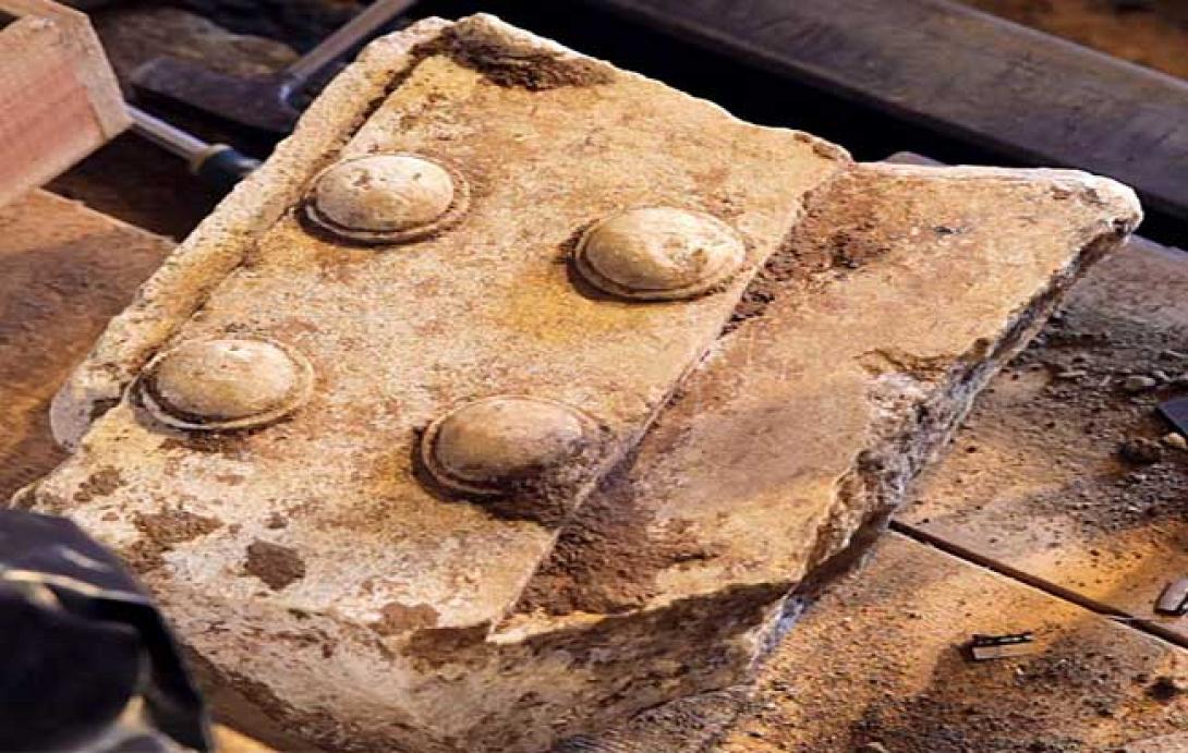 Σπασμένη η θύρα του τρίτου θαλάμου στην Αμφίπολη - βρέθηκαν όλα της τα τμήματα
